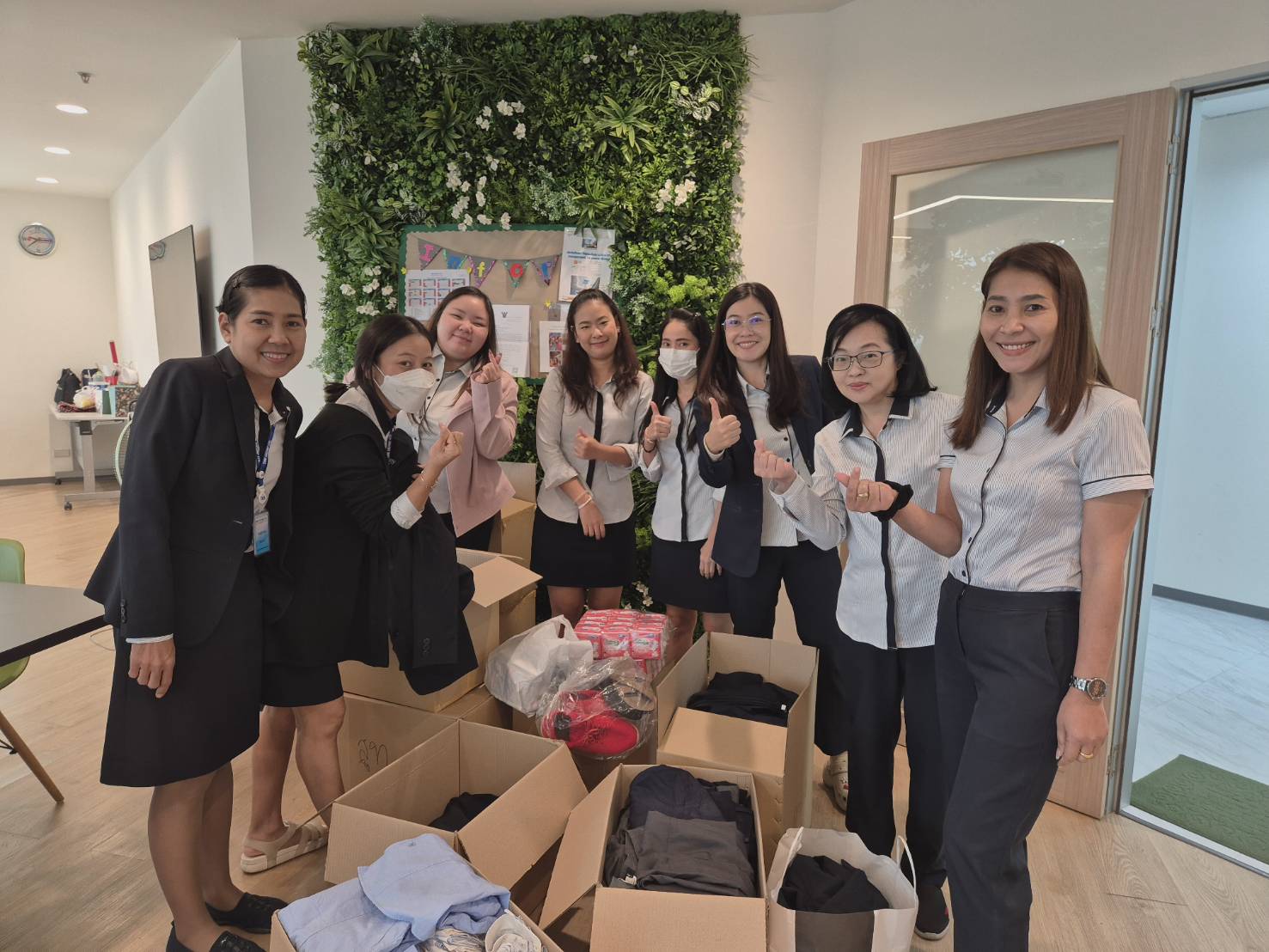 当社海外現地法人のTHAI ESCORP LTD.が古着の制服を寄付しました
